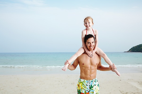 포토 JPG 주간 서양인 외국인 백인 구름 해외기획촬영 2012년태국 계절 여자 남자 수영복 딸 여유 어린이 파도 바다 여행 가족 놀이 하늘 휴가 가족여행 서기 미소 웃음 사람 소녀 성인 해변 야외 두명 앞모습 여름 여름휴가 바캉스 부모 비키니 모래사장 화목 자녀 목말 아빠 즐거움 부녀 국내포토 자연요소 옷 감정 뷰포인트 컨셉 관계 모션 표정 인종 파일형식 여름_계절