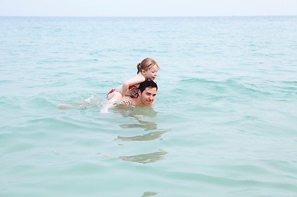 포토 JPG 주간 서양인 외국인 백인 해외기획촬영 2012년태국 계절 여자 남자 수영복 딸 여유 어린이 바다 여행 가족 물놀이 놀이 휴가 가족여행 사람 소녀 성인 해변 야외 두명 여름 여름휴가 바캉스 부모 비키니 수영 화목 자녀 아빠 즐거움 부녀 국내포토 자연요소 옷 감정 컨셉 관계 인종 수상스포츠 파일형식 여름_계절