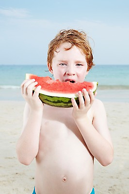 포토 JPG 주간 서양인 외국인 백인 구름 해외기획촬영 라이프스타일 2012년태국 계절 남자 여유 어린이 음식 바다 여행 과일 하늘 휴가 여름음식 수박 한명 들기 사람 소년 상반신 해변 야외 앞모습 여름 여름휴가 바캉스 모래사장 화목 먹기 즐거움 남자만 남자한명만 어린이만 소년만 소년한명만 제철음식 제철과일 국내포토 자연요소 1 감정 뷰포인트 컨셉 모션 인종 생활 제철 파일형식 여름_계절