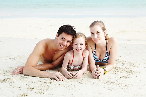 포토 JPG 주간 서양인 외국인 백인 해외기획촬영 라이프스타일 2012년태국 계절 여자 남자 수영복 딸 여유 어린이 엎드리기 바다 여행 가족 엄마 휴가 가족여행 미소 웃음 사람 소녀 성인 해변 야외 앞모습 세명 여름 여름휴가 바캉스 부모 비키니 모래사장 화목 자녀 아빠 즐거움 국내포토 자연요소 옷 감정 뷰포인트 컨셉 관계 모션 표정 인종 생활 파일형식 여름_계절