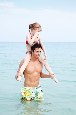 포토 JPG 주간 서양인 외국인 백인 구름 해외기획촬영 2012년태국 계절 여자 남자 수영복 딸 여유 어린이 바다 여행 가족 물놀이 놀이 하늘 휴가 가족여행 서기 사람 소녀 성인 해변 야외 두명 앞모습 여름 여름휴가 바캉스 부모 비키니 화목 자녀 목말 아빠 즐거움 부녀 국내포토 자연요소 옷 감정 뷰포인트 컨셉 관계 모션 인종 파일형식 여름_계절