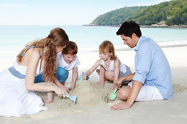 포토 JPG 주간 전신 서양인 외국인 백인 해외기획촬영 라이프스타일 2012년태국 계절 여자 남자 딸 아들 여유 어린이 모래 바다 여행 장난 가족 놀이 하늘 엄마 휴가 가족여행 사람 앉기 소녀 소년 여러명 성인 해변 야외 여름 여름휴가 바캉스 부모 모래사장 장난감 놀이용품 화목 자녀 아빠 숲 즐거움 만들기 모래성 모래놀이 국내포토 자연요소 감정 다수 컨셉 관계 모션 인종 생활 오브젝트 파일형식 여름_계절