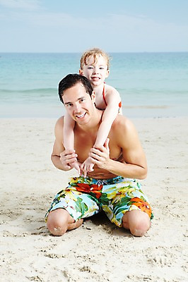 포토 JPG 주간 전신 서양인 외국인 백인 구름 해외기획촬영 2012년태국 계절 여자 남자 수영복 딸 여유 어린이 바다 여행 가족 놀이 하늘 휴가 가족여행 미소 웃음 사람 앉기 소녀 성인 해변 야외 두명 앞모습 여름 여름휴가 바캉스 부모 비키니 모래사장 화목 자녀 아빠 무릎꿇기 즐거움 부녀 국내포토 자연요소 옷 감정 뷰포인트 컨셉 관계 모션 표정 인종 파일형식 여름_계절