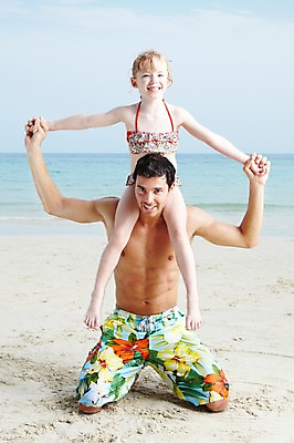 포토 JPG 주간 전신 서양인 외국인 백인 구름 해외기획촬영 2012년태국 계절 여자 남자 수영복 딸 여유 어린이 바다 여행 가족 놀이 하늘 휴가 가족여행 미소 웃음 사람 소녀 성인 해변 야외 두명 앞모습 여름 여름휴가 바캉스 부모 비키니 모래사장 화목 자녀 목말 아빠 무릎꿇기 즐거움 부녀 국내포토 자연요소 옷 감정 뷰포인트 컨셉 관계 모션 표정 인종 파일형식 여름_계절