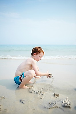포토 JPG 주간 전신 서양인 외국인 백인 해외기획촬영 라이프스타일 2012년태국 계절 남자 수영복 여유 어린이 모래 파도 바다 여행 장난 놀이 하늘 휴가 한명 사람 앉기 소년 해변 야외 옆모습 여름 여름휴가 바캉스 모래사장 화목 즐거움 모래놀이 남자만 남자한명만 어린이만 소년만 소년한명만 국내포토 자연요소 1 옷 감정 뷰포인트 컨셉 모션 인종 생활 파일형식 여름_계절