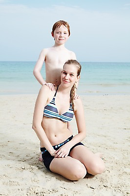 포토 JPG 주간 전신 서양인 외국인 백인 해외기획촬영 라이프스타일 2012년태국 계절 여자 남자 수영복 아들 여유 어린이 바다 여행 가족 하늘 엄마 휴가 가족여행 서기 미소 웃음 사람 앉기 소년 성인 해변 야외 두명 앞모습 여름 여름휴가 바캉스 부모 비키니 모래사장 화목 자녀 즐거움 국내포토 모자관계 자연요소 옷 감정 뷰포인트 컨셉 관계 모션 표정 인종 생활 파일형식 여름_계절