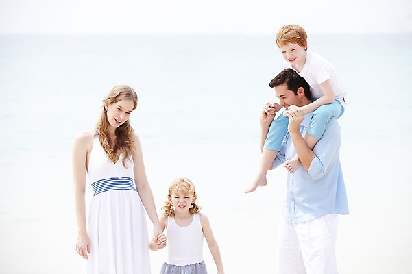 포토 JPG 주간 서양인 외국인 백인 해외기획촬영 라이프스타일 2012년태국 계절 여자 남자 딸 아들 여유 어린이 바다 여행 가족 엄마 휴가 휴식 가족여행 서기 미소 웃음 사람 소녀 소년 여러명 성인 해변 야외 여름 여름휴가 바캉스 부모 손잡기 화목 산책 자녀 목말 아빠 국내포토 자연요소 감정 다수 컨셉 관계 모션 표정 인종 생활 파일형식 여름_계절