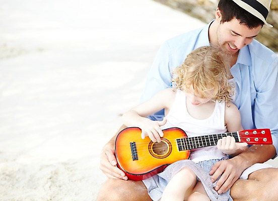 포토 JPG 주간 서양인 외국인 백인 해외기획촬영 모자 라이프스타일 2012년태국 계절 여자 남자 딸 여유 어린이 악기 여행 연주 가족 놀이 휴가 휴식 가족여행 미소 웃음 사람 앉기 소녀 성인 해변 야외 두명 앞모습 아웃포커스 여름 여름휴가 바캉스 부모 화목 자녀 기타 아빠 부녀 국내포토 자연요소 잡화 감정 음악 바다 뷰포인트 컨셉 관계 모션 현악기 촬영기법 표정 인종 생활 파일형식 여름_계절