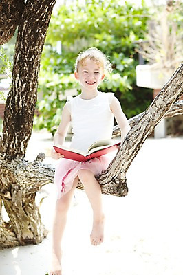 포토 JPG 주간 전신 서양인 외국인 나무 식물 백인 해외기획촬영 라이프스타일 2012년태국 계절 여자 여유 어린이 여행 휴가 휴식 한명 미소 웃음 들기 사람 앉기 소녀 해변 야외 앞모습 아웃포커스 책 여름 여름휴가 바캉스 독서 화목 여자만 여자한명만 어린이만 소녀만 소녀한명만 국내포토 자연요소 1 감정 바다 뷰포인트 컨셉 모션 촬영기법 표정 인종 생활 파일형식 여름_계절