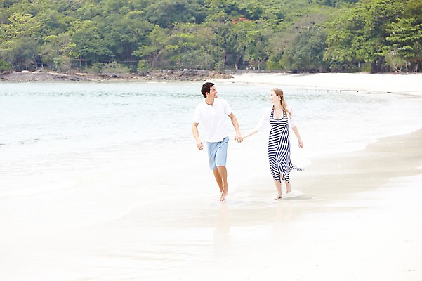 포토 JPG 주간 전신 서양인 외국인 백인 해외기획촬영 라이프스타일 부부 커플 2012년태국 계절 여자 남자 행복 여유 한쌍 바다 여행 휴가 휴식 사랑 미소 웃음 사람 20대 성인 해변 야외 두명 여름 여름휴가 바캉스 모래사장 마주보기 걷기 손잡기 산책 숲 청년만 성인만 국내포토 자연요소 감정 컨셉 관계 모션 표정 인종 청년 생활 파일형식 여름_계절