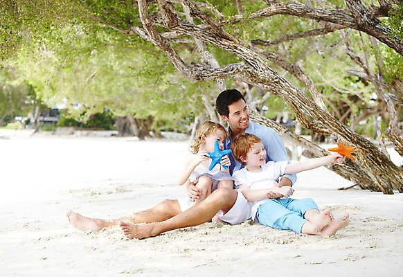 포토 JPG 주간 전신 서양인 외국인 나무 식물 백인 해외기획촬영 라이프스타일 2012년태국 계절 여자 남자 딸 아들 여유 어린이 여행 가족 휴가 휴식 가족여행 불가사리 미소 웃음 사람 앉기 소녀 소년 성인 해변 야외 아웃포커스 세명 여름 여름휴가 바캉스 부모 모래사장 화목 자녀 아빠 그늘 국내포토 자연요소 감정 바다 컨셉 관계 모션 극피동물 촬영기법 표정 인종 생활 파일형식 여름_계절