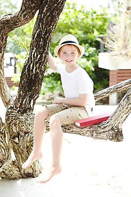 포토 JPG 주간 전신 서양인 외국인 나무 식물 백인 해외기획촬영 모자 라이프스타일 2012년태국 계절 남자 여유 어린이 여행 휴가 휴식 한명 미소 웃음 사람 앉기 소년 해변 야외 옆모습 아웃포커스 책 여름 여름휴가 바캉스 화목 남자만 남자한명만 어린이만 소년만 소년한명만 국내포토 자연요소 1 잡화 감정 바다 뷰포인트 컨셉 모션 촬영기법 표정 인종 생활 파일형식 여름_계절