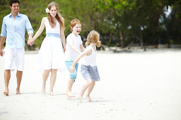 포토 JPG 주간 전신 서양인 외국인 나무 식물 백인 해외기획촬영 라이프스타일 2012년태국 계절 여자 남자 딸 아들 여유 어린이 여행 가족 엄마 휴가 휴식 가족여행 미소 웃음 사람 소녀 소년 여러명 성인 해변 야외 아웃포커스 여름 여름휴가 바캉스 부모 모래사장 달리기 걷기 손잡기 화목 산책 자녀 아빠 국내포토 자연요소 감정 바다 다수 컨셉 관계 모션 촬영기법 표정 인종 생활 파일형식 여름_계절
