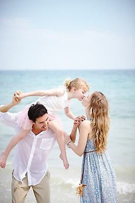 포토 JPG 주간 서양인 외국인 백인 해외기획촬영 라이프스타일 2012년태국 계절 여자 남자 딸 여유 어린이 바다 여행 가족 엄마 휴가 휴식 가족여행 키스 서기 미소 웃음 사람 소녀 성인 해변 야외 아웃포커스 세명 여름 여름휴가 바캉스 부모 화목 자녀 목말 아빠 국내포토 자연요소 감정 컨셉 관계 모션 촬영기법 표정 인종 생활 애정표현 파일형식 여름_계절