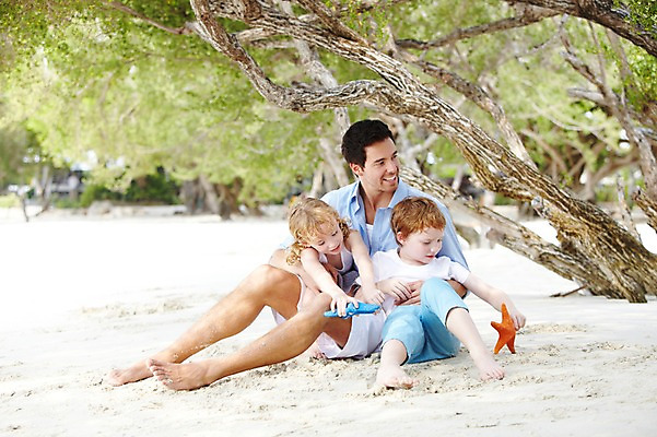 포토 JPG 주간 전신 서양인 외국인 나무 식물 백인 해외기획촬영 라이프스타일 2012년태국 계절 여자 남자 딸 아들 여유 어린이 여행 가족 휴가 휴식 가족여행 불가사리 미소 웃음 사람 앉기 소녀 소년 성인 해변 야외 아웃포커스 세명 여름 여름휴가 바캉스 부모 모래사장 화목 자녀 아빠 그늘 국내포토 자연요소 감정 바다 컨셉 관계 모션 극피동물 촬영기법 표정 인종 생활 파일형식 여름_계절