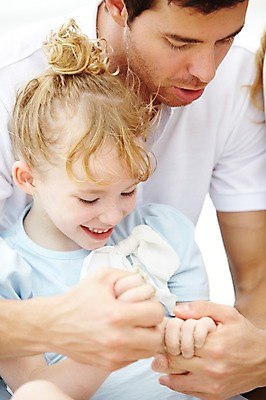 포토 JPG 주간 서양인 외국인 백인 해외기획촬영 라이프스타일 2012년태국 계절 여자 남자 딸 여유 어린이 모래 여행 가족 놀이 휴가 휴식 가족여행 미소 웃음 사람 소녀 성인 해변 야외 두명 여름 여름휴가 바캉스 부모 화목 자녀 아빠 부녀 국내포토 자연요소 감정 바다 컨셉 관계 표정 인종 생활 파일형식 여름_계절