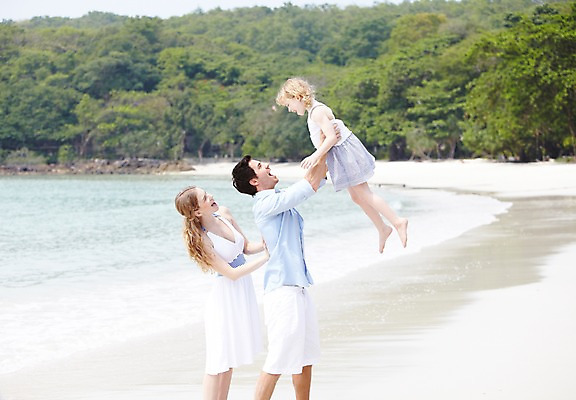 포토 JPG 주간 서양인 외국인 백인 해외기획촬영 라이프스타일 2012년태국 계절 여자 남자 딸 여유 어린이 바다 여행 가족 안기 놀이 엄마 휴가 휴식 가족여행 서기 미소 웃음 사람 소녀 성인 해변 야외 세명 여름 여름휴가 바캉스 부모 화목 산책 자녀 아빠 숲 국내포토 자연요소 감정 컨셉 관계 모션 표정 인종 생활 파일형식 여름_계절