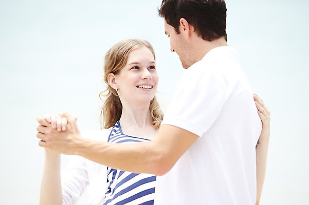 포토 JPG 주간 서양인 외국인 백인 해외기획촬영 라이프스타일 부부 커플 2012년태국 계절 여자 남자 행복 여유 한쌍 여행 휴가 휴식 사랑 미소 웃음 사람 상반신 20대 성인 해변 야외 두명 옆모습 여름 여름휴가 바캉스 마주보기 춤 청년만 성인만 국내포토 자연요소 감정 바다 뷰포인트 컨셉 관계 모션 문화예술 표정 인종 청년 생활 파일형식 여름_계절