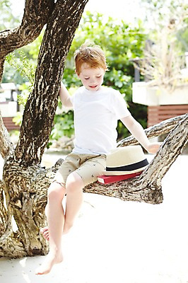 포토 JPG 주간 전신 서양인 외국인 나무 식물 백인 해외기획촬영 모자 라이프스타일 2012년태국 계절 남자 여유 어린이 여행 휴가 휴식 한명 미소 웃음 사람 앉기 소년 해변 야외 앞모습 아웃포커스 책 여름 여름휴가 바캉스 화목 남자만 남자한명만 어린이만 소년만 소년한명만 국내포토 자연요소 1 잡화 감정 바다 뷰포인트 컨셉 모션 촬영기법 표정 인종 생활 파일형식 여름_계절