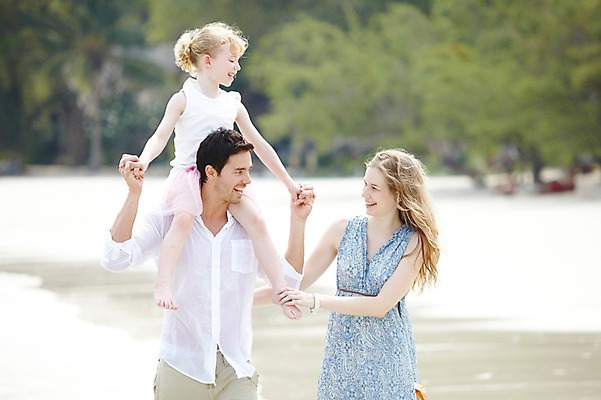 포토 JPG 주간 서양인 외국인 백인 해외기획촬영 라이프스타일 2012년태국 계절 여자 남자 딸 여유 어린이 바다 여행 가족 놀이 엄마 휴가 휴식 가족여행 미소 웃음 사람 소녀 성인 해변 야외 아웃포커스 세명 여름 여름휴가 바캉스 부모 화목 산책 자녀 목말 아빠 국내포토 자연요소 감정 컨셉 관계 모션 촬영기법 표정 인종 생활 파일형식 여름_계절