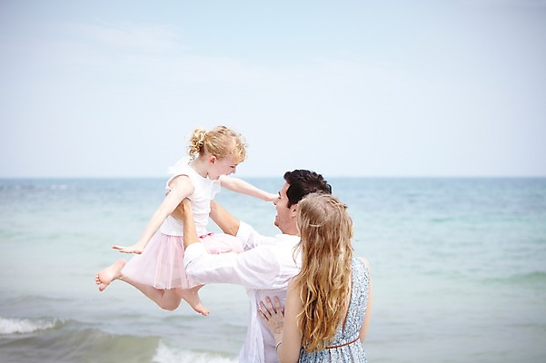 포토 JPG 주간 서양인 외국인 백인 해외기획촬영 라이프스타일 2012년태국 계절 여자 남자 딸 여유 어린이 바다 여행 가족 안기 놀이 엄마 휴가 휴식 가족여행 미소 웃음 사람 소녀 성인 해변 야외 아웃포커스 세명 여름 여름휴가 바캉스 부모 화목 산책 자녀 아빠 국내포토 자연요소 감정 컨셉 관계 모션 촬영기법 표정 인종 생활 파일형식 여름_계절