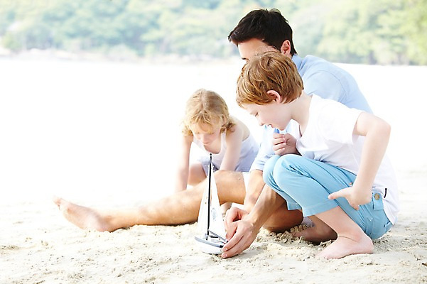 포토 JPG 주간 전신 서양인 외국인 백인 해외기획촬영 라이프스타일 2012년태국 계절 여자 남자 딸 아들 여유 어린이 여행 가족 놀이 휴가 휴식 가족여행 사람 앉기 소녀 소년 성인 해변 야외 옆모습 아웃포커스 세명 여름 여름휴가 바캉스 부모 모래사장 장난감 화목 자녀 아빠 그늘 선박 국내포토 자연요소 감정 바다 뷰포인트 컨셉 수상교통 관계 모션 촬영기법 인종 생활 파일형식 여름_계절