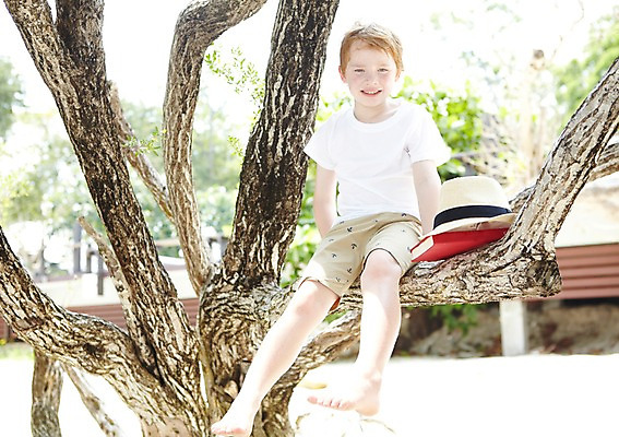 포토 JPG 주간 전신 서양인 외국인 나무 식물 백인 해외기획촬영 모자 라이프스타일 2012년태국 계절 남자 여유 어린이 여행 휴가 휴식 한명 미소 웃음 사람 앉기 소년 해변 야외 앞모습 아웃포커스 책 여름 여름휴가 바캉스 화목 남자만 남자한명만 어린이만 소년만 소년한명만 국내포토 자연요소 1 잡화 감정 바다 뷰포인트 컨셉 모션 촬영기법 표정 인종 생활 파일형식 여름_계절