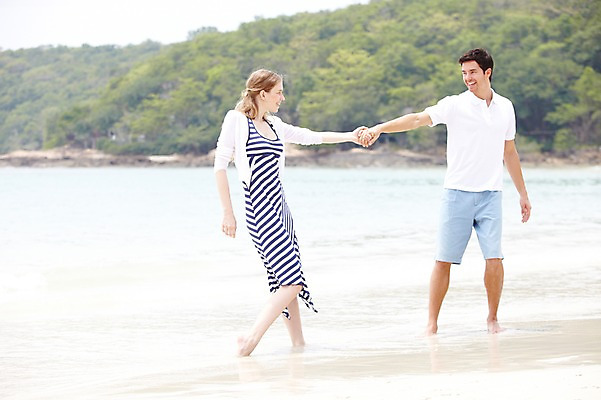 포토 JPG 주간 전신 서양인 외국인 백인 해외기획촬영 라이프스타일 부부 커플 2012년태국 계절 여자 남자 행복 여유 한쌍 바다 여행 휴가 휴식 사랑 서기 미소 웃음 사람 20대 성인 해변 야외 두명 아웃포커스 여름 여름휴가 바캉스 모래사장 마주보기 손잡기 산책 숲 청년만 성인만 국내포토 자연요소 감정 컨셉 관계 모션 촬영기법 표정 인종 청년 생활 파일형식 여름_계절