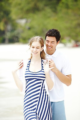 포토 JPG 주간 서양인 외국인 백인 해외기획촬영 라이프스타일 부부 커플 2012년태국 계절 여자 남자 행복 여유 한쌍 바다 여행 휴가 휴식 사랑 서기 미소 웃음 사람 20대 성인 해변 야외 두명 앞모습 아웃포커스 여름 여름휴가 바캉스 눈감음 산책 청년만 성인만 국내포토 자연요소 감정 뷰포인트 컨셉 관계 모션 촬영기법 표정 인종 청년 생활 파일형식 여름_계절