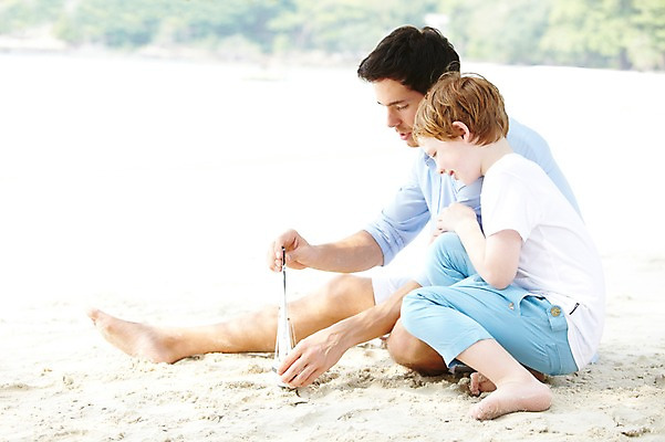 포토 JPG 주간 전신 서양인 외국인 백인 해외기획촬영 라이프스타일 2012년태국 계절 남자 아들 여유 어린이 여행 가족 놀이 휴가 휴식 가족여행 미소 웃음 사람 앉기 소년 성인 해변 야외 두명 옆모습 아웃포커스 여름 여름휴가 바캉스 부모 모래사장 장난감 화목 자녀 아빠 그늘 선박 부자지간 남자만 국내포토 자연요소 감정 바다 뷰포인트 컨셉 수상교통 관계 모션 촬영기법 표정 인종 생활 파일형식 여름_계절