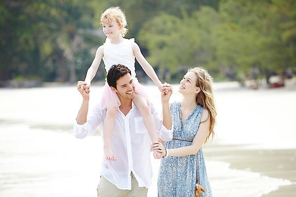 포토 JPG 주간 서양인 외국인 백인 해외기획촬영 라이프스타일 2012년태국 계절 여자 남자 딸 여유 어린이 바다 여행 가족 놀이 엄마 휴가 휴식 가족여행 미소 웃음 사람 소녀 성인 해변 야외 아웃포커스 세명 여름 여름휴가 바캉스 부모 화목 산책 자녀 목말 아빠 국내포토 자연요소 감정 컨셉 관계 모션 촬영기법 표정 인종 생활 파일형식 여름_계절