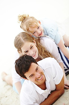 포토 JPG 주간 서양인 외국인 백인 해외기획촬영 라이프스타일 2012년태국 계절 여자 남자 딸 여유 어린이 엎드리기 여행 가족 엄마 휴가 휴식 가족여행 미소 웃음 사람 소녀 성인 해변 야외 아웃포커스 세명 여름 여름휴가 바캉스 부모 모래사장 눕기 화목 자녀 아빠 국내포토 자연요소 감정 바다 컨셉 관계 모션 촬영기법 표정 인종 생활 파일형식 여름_계절