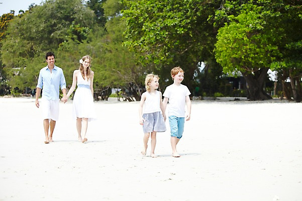 포토 JPG 주간 전신 서양인 외국인 나무 식물 백인 해외기획촬영 라이프스타일 2012년태국 계절 여자 남자 딸 아들 여유 어린이 여행 가족 엄마 휴가 휴식 가족여행 미소 웃음 사람 소녀 소년 여러명 성인 해변 야외 여름 여름휴가 바캉스 부모 모래사장 걷기 손잡기 화목 산책 자녀 아빠 국내포토 자연요소 감정 바다 다수 컨셉 관계 모션 표정 인종 생활 파일형식 여름_계절