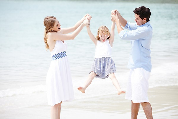 포토 JPG 주간 서양인 외국인 백인 해외기획촬영 라이프스타일 2012년태국 계절 여자 남자 딸 여유 어린이 바다 여행 가족 놀이 엄마 휴가 휴식 가족여행 서기 미소 웃음 사람 소녀 성인 해변 야외 아웃포커스 세명 여름 여름휴가 바캉스 부모 손잡기 화목 자녀 아빠 국내포토 자연요소 감정 컨셉 관계 모션 촬영기법 표정 인종 생활 파일형식 여름_계절