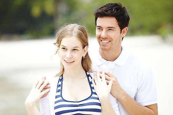 포토 JPG 주간 서양인 외국인 백인 해외기획촬영 라이프스타일 부부 커플 응시 2012년태국 계절 여자 남자 행복 여유 한쌍 바다 여행 휴가 휴식 사랑 미소 웃음 사람 상반신 20대 성인 해변 야외 두명 앞모습 아웃포커스 여름 여름휴가 바캉스 산책 청년만 성인만 국내포토 자연요소 시선 감정 뷰포인트 컨셉 관계 촬영기법 표정 인종 청년 생활 파일형식 여름_계절