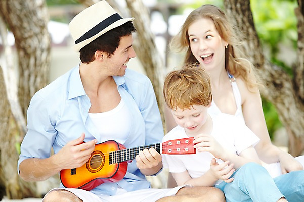 포토 JPG 주간 서양인 외국인 나무 식물 백인 해외기획촬영 모자 라이프스타일 2012년태국 계절 여자 남자 아들 여유 어린이 악기 여행 연주 가족 놀이 엄마 휴가 휴식 가족여행 미소 웃음 사람 앉기 소년 성인 해변 야외 앞모습 아웃포커스 세명 여름 여름휴가 바캉스 부모 화목 자녀 기타 아빠 국내포토 자연요소 잡화 감정 음악 바다 뷰포인트 컨셉 관계 모션 현악기 촬영기법 표정 인종 생활 파일형식 여름_계절