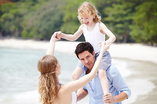 포토 JPG 주간 서양인 외국인 백인 해외기획촬영 라이프스타일 2012년태국 계절 여자 남자 딸 여유 어린이 바다 여행 가족 놀이 엄마 휴가 휴식 가족여행 미소 웃음 사람 소녀 성인 해변 야외 아웃포커스 세명 여름 여름휴가 바캉스 부모 화목 자녀 목말 아빠 국내포토 자연요소 감정 컨셉 관계 모션 촬영기법 표정 인종 생활 파일형식 여름_계절