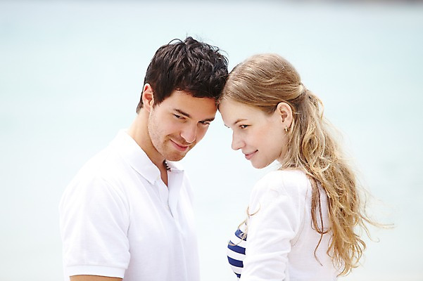 포토 JPG 주간 서양인 외국인 백인 해외기획촬영 라이프스타일 부부 커플 응시 2012년태국 계절 여자 남자 행복 여유 한쌍 여행 휴가 휴식 사랑 사람 상반신 20대 성인 해변 야외 두명 옆모습 여름 여름휴가 바캉스 마주보기 이마맞대기 청년만 성인만 국내포토 자연요소 시선 감정 바다 뷰포인트 컨셉 관계 모션 인종 청년 생활 얼굴맞대기 파일형식 여름_계절