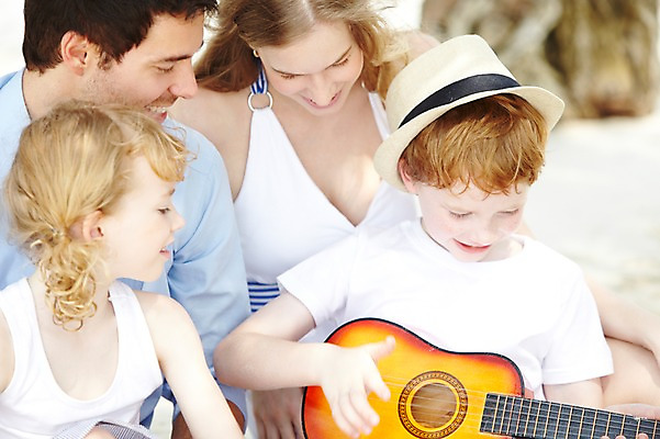 포토 JPG 주간 서양인 외국인 백인 해외기획촬영 모자 라이프스타일 2012년태국 계절 여자 남자 딸 아들 여유 어린이 악기 여행 연주 가족 놀이 엄마 휴가 휴식 가족여행 미소 웃음 사람 앉기 소녀 소년 여러명 성인 해변 야외 앞모습 아웃포커스 여름 여름휴가 바캉스 부모 화목 자녀 기타 아빠 국내포토 자연요소 잡화 감정 음악 바다 뷰포인트 다수 컨셉 관계 모션 현악기 촬영기법 표정 인종 생활 파일형식 여름_계절