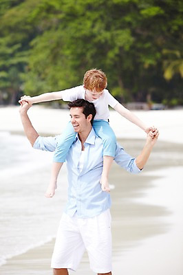 포토 JPG 주간 서양인 외국인 백인 해외기획촬영 라이프스타일 2012년태국 계절 남자 아들 여유 어린이 바다 여행 가족 놀이 휴가 휴식 가족여행 서기 미소 웃음 사람 소년 성인 해변 야외 두명 앞모습 아웃포커스 여름 여름휴가 바캉스 부모 화목 산책 자녀 목말 아빠 부자지간 남자만 국내포토 자연요소 감정 뷰포인트 컨셉 관계 모션 촬영기법 표정 인종 생활 파일형식 여름_계절