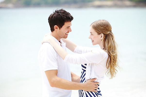 포토 JPG 주간 서양인 외국인 백인 해외기획촬영 라이프스타일 부부 커플 2012년태국 계절 여자 남자 행복 여유 한쌍 여행 휴가 휴식 사랑 미소 웃음 사람 상반신 20대 성인 해변 야외 두명 옆모습 아웃포커스 여름 여름휴가 바캉스 마주보기 춤 청년만 성인만 국내포토 자연요소 감정 바다 뷰포인트 컨셉 관계 모션 문화예술 촬영기법 표정 인종 청년 생활 파일형식 여름_계절