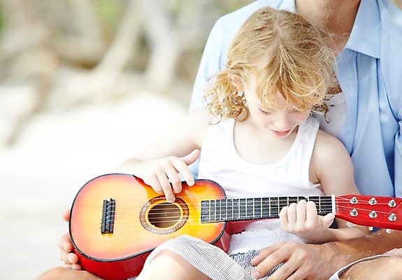 포토 JPG 주간 서양인 외국인 백인 해외기획촬영 라이프스타일 2012년태국 계절 여자 남자 딸 여유 어린이 악기 여행 연주 가족 놀이 휴가 휴식 가족여행 사람 앉기 소녀 성인 해변 야외 두명 앞모습 아웃포커스 여름 여름휴가 바캉스 부모 화목 자녀 기타 아빠 부녀 국내포토 자연요소 감정 음악 바다 뷰포인트 컨셉 관계 모션 현악기 촬영기법 인종 생활 파일형식 여름_계절