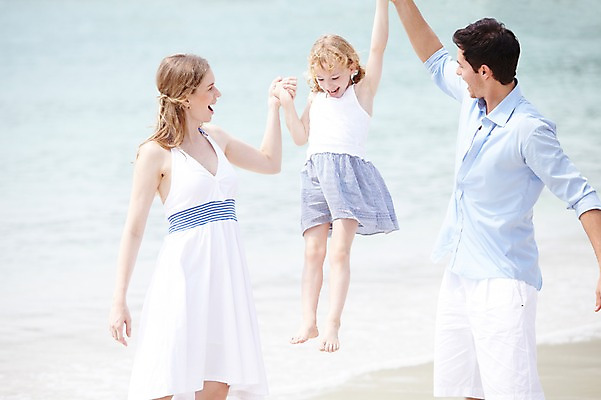 포토 JPG 주간 서양인 외국인 백인 해외기획촬영 라이프스타일 2012년태국 계절 여자 남자 딸 여유 어린이 바다 여행 가족 놀이 엄마 휴가 휴식 가족여행 서기 미소 웃음 사람 소녀 성인 해변 야외 아웃포커스 세명 여름 여름휴가 바캉스 부모 손잡기 화목 자녀 아빠 국내포토 자연요소 감정 컨셉 관계 모션 촬영기법 표정 인종 생활 파일형식 여름_계절
