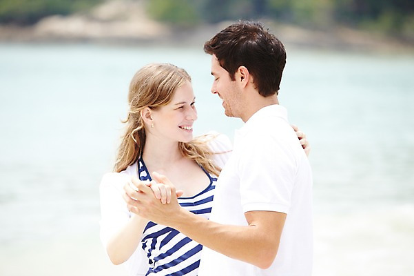 포토 JPG 주간 서양인 외국인 백인 해외기획촬영 라이프스타일 부부 커플 2012년태국 계절 여자 남자 행복 여유 한쌍 여행 휴가 휴식 사랑 미소 웃음 사람 상반신 20대 성인 해변 야외 두명 옆모습 아웃포커스 여름 여름휴가 바캉스 마주보기 춤 청년만 성인만 국내포토 자연요소 감정 바다 뷰포인트 컨셉 관계 모션 문화예술 촬영기법 표정 인종 청년 생활 파일형식 여름_계절