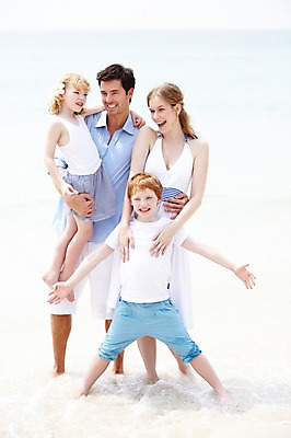 포토 JPG 주간 전신 서양인 외국인 백인 해외기획촬영 라이프스타일 2012년태국 계절 여자 남자 딸 아들 여유 어린이 바다 여행 가족 안기 엄마 휴가 휴식 가족여행 서기 미소 웃음 사람 소녀 소년 여러명 성인 해변 야외 앞모습 여름 여름휴가 바캉스 부모 화목 자녀 아빠 국내포토 자연요소 감정 뷰포인트 다수 컨셉 관계 모션 표정 인종 생활 파일형식 여름_계절