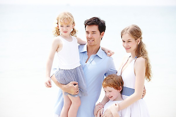 포토 JPG 주간 서양인 외국인 백인 해외기획촬영 라이프스타일 2012년태국 계절 여자 남자 딸 아들 여유 어린이 바다 여행 가족 안기 엄마 휴가 휴식 가족여행 서기 미소 웃음 사람 소녀 소년 여러명 성인 해변 야외 앞모습 여름 여름휴가 바캉스 부모 화목 자녀 아빠 국내포토 자연요소 감정 뷰포인트 다수 컨셉 관계 모션 표정 인종 생활 파일형식 여름_계절