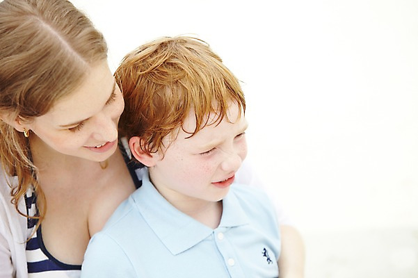 포토 JPG 주간 서양인 외국인 나무 식물 백인 해외기획촬영 라이프스타일 2012년태국 계절 여자 남자 아들 여유 어린이 여행 가족 안기 엄마 휴가 휴식 가족여행 미소 웃음 사람 소년 상반신 성인 해변 야외 두명 여름 여름휴가 바캉스 부모 화목 자녀 국내포토 모자관계 자연요소 감정 바다 컨셉 관계 모션 표정 인종 생활 파일형식 여름_계절