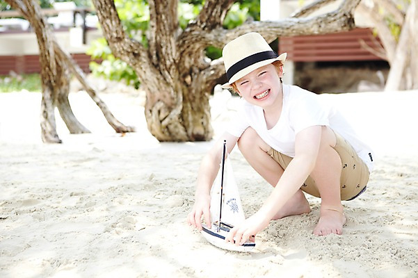 포토 JPG 주간 전신 서양인 외국인 나무 식물 백인 해외기획촬영 모자 라이프스타일 2012년태국 계절 남자 여유 어린이 여행 놀이 휴가 휴식 한명 사람 앉기 소년 해변 야외 아웃포커스 여름 여름휴가 바캉스 모래사장 장난감 화목 그늘 선박 남자만 남자한명만 어린이만 소년만 소년한명만 국내포토 자연요소 1 잡화 감정 바다 컨셉 수상교통 모션 촬영기법 인종 생활 파일형식 여름_계절