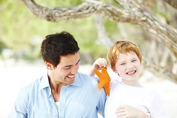 포토 JPG 주간 서양인 외국인 나무 식물 백인 해외기획촬영 라이프스타일 2012년태국 계절 남자 아들 여유 어린이 여행 가족 놀이 휴가 휴식 가족여행 불가사리 미소 웃음 사람 소년 상반신 성인 해변 야외 두명 앞모습 아웃포커스 여름 여름휴가 바캉스 부모 화목 자녀 아빠 그늘 부자지간 남자만 국내포토 자연요소 감정 바다 뷰포인트 컨셉 관계 극피동물 촬영기법 표정 인종 생활 파일형식 여름_계절