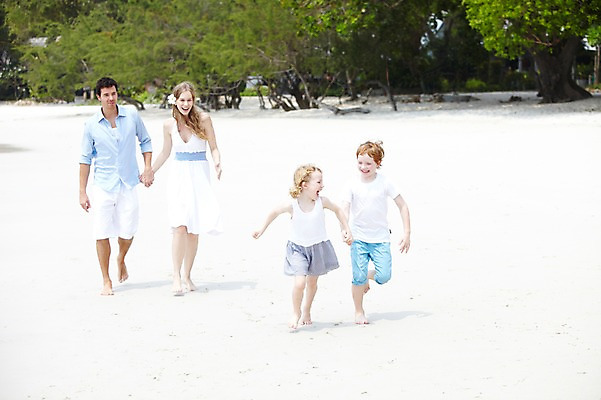 포토 JPG 주간 전신 서양인 외국인 나무 식물 백인 해외기획촬영 라이프스타일 2012년태국 계절 여자 남자 딸 아들 여유 어린이 여행 가족 엄마 휴가 휴식 가족여행 미소 웃음 사람 소녀 소년 여러명 성인 해변 야외 여름 여름휴가 바캉스 부모 모래사장 달리기 걷기 손잡기 화목 산책 자녀 아빠 국내포토 자연요소 감정 바다 다수 컨셉 관계 모션 표정 인종 생활 파일형식 여름_계절